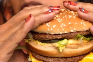 Imagem ilustrativa da imagem McDonald's relança Big Mac em versões com fatias de bacon e dobro de carne