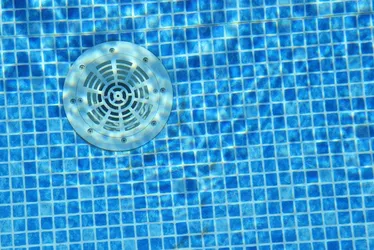 Imagem ilustrativa da imagem Menina morre após cabelo ficar preso em ralo de piscina e se afogar no RJ