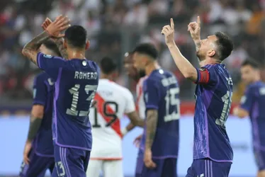 Imagem ilustrativa da imagem Messi faz golaços, Argentina vence seleção peruana e mantém 100% de aproveitamento