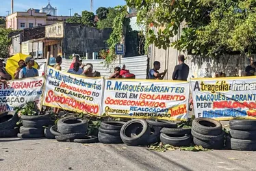 Imagem ilustrativa da imagem Moradores de Maceió protestam: 'Estamos sem dormir para prestar socorro"