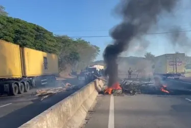 Imagem ilustrativa da imagem Moradores fecham BR-101 em protesto após morte de pedestre