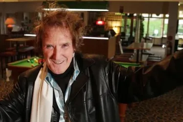 Imagem ilustrativa da imagem Morre Colin Burgess, o primeiro baterista do AC/DC, aos 77 anos