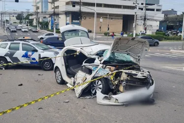 Imagem ilustrativa da imagem Motorista bate em ônibus do Transcol em frente a terminal e tenta fugir na Serra