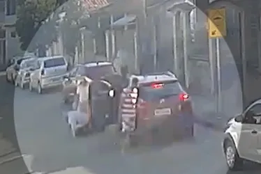 Imagem ilustrativa da imagem Motorista é arrancado de carro durante assalto em bairro da Serra