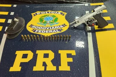 Imagem ilustrativa da imagem Motorista é preso ao tentar esconder arma embaixo de banco de carro no ES