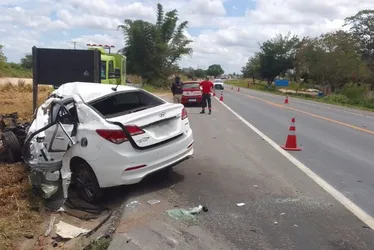 Imagem ilustrativa da imagem Motorista morre em acidente entre carro e carreta na BR-101