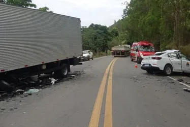 Imagem ilustrativa da imagem Motorista morre em acidente entre carro oficial e caminhão na BR-259