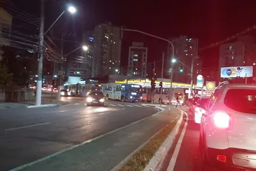 Imagem ilustrativa da imagem Motoristas enfrentam lentidão no trânsito em Vitória na noite desta quinta-feira
