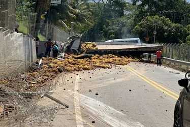 Imagem ilustrativa da imagem Motoristas ficam feridos após acidente com três veículos no ES