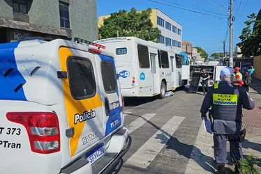 Imagem ilustrativa da imagem Mulher é atropelada por ônibus e morre na Serra