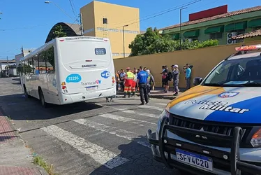 Imagem ilustrativa da imagem Mulher é atropelada por ônibus e morre na Serra