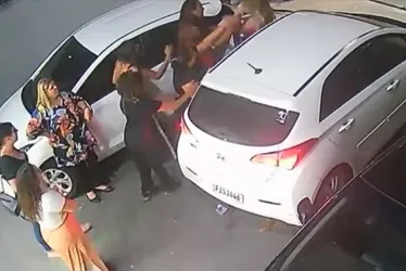 Imagem ilustrativa da imagem Mulher é presa por tentativa de homicídio ao atropelar 4 pessoas em salão de beleza