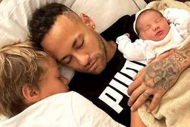 Imagem ilustrativa da imagem Neymar paizão? Jogador posta foto com filhos no colo