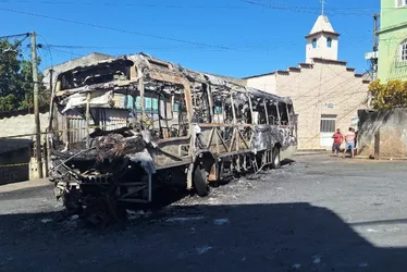 Imagem ilustrativa da imagem Ônibus do Transcol é incendiado por cinco suspeitos armados em Cariacica