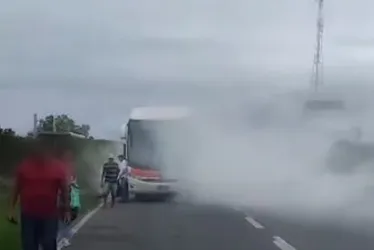 Imagem ilustrativa da imagem Ônibus sofre pane elétrica na Rodovia do Sol e fumaça assusta passageiros
