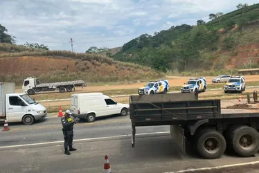 Imagem ilustrativa da imagem Operação Carga Pesada: 47 motoristas autuados durante ação em rodovia do ES