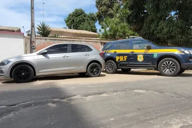 Imagem ilustrativa da imagem PRF aborda carro com vidros escuros e descobre roubo em rodovia do ES