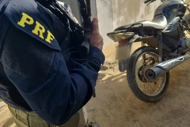 Imagem ilustrativa da imagem PRF apreende moto clonada na BR-101 e condutor é detido