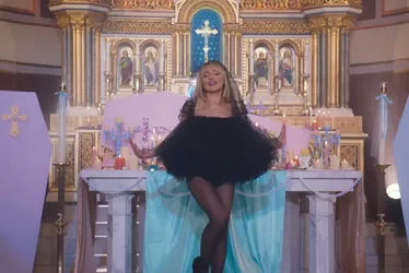 Imagem ilustrativa da imagem Padre é afastado após liberar gravações de clipe de Sabrina Carpenter em igreja