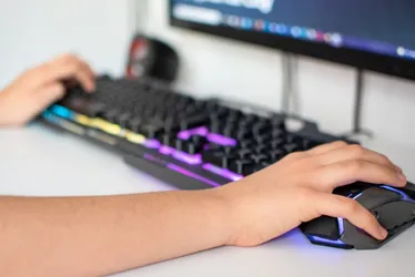 Imagem ilustrativa da imagem Pais pagam até R$10 mil em dívidas dos filhos em jogos pela internet