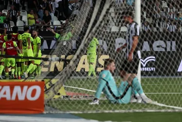 Imagem ilustrativa da imagem Palmeiras leva 3 no primeiro tempo, consegue virada épica e encosta no Botafogo
