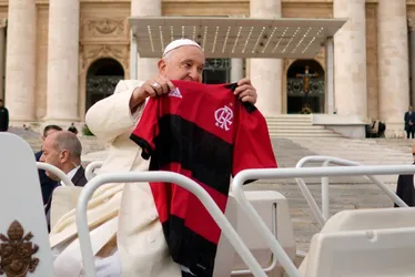 Imagem ilustrativa da imagem Papa Francisco recebe camisa de torcedor do Flamengo