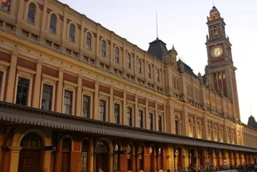Imagem ilustrativa da imagem Passageiro sofre tentativa de roubo, cai e morre em estação de SP