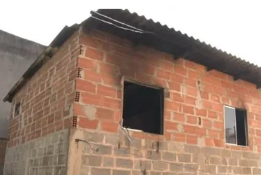 Imagem ilustrativa da imagem Pedreiro coloca fogo na própria casa com a família dentro após brigar com a mulher