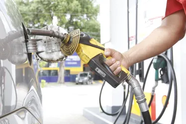 Imagem ilustrativa da imagem Petrobras reduz preço do litro da gasolina e aumenta valor do diesel