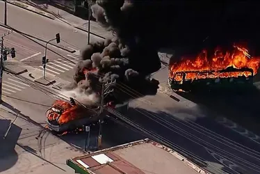 Imagem ilustrativa da imagem Polícia prende 12 criminosos por atos terroristas após incêndio de 35 ônibus