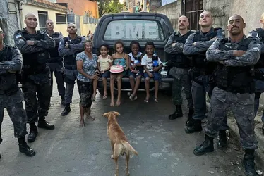 Imagem ilustrativa da imagem Policiais militares compram bolo e cantam "Parabéns" para criança em Vila Velha