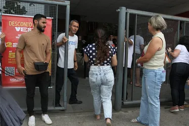 Imagem ilustrativa da imagem Portões fecham para candidatos do Enem e alunos começam primeiro dia de provas