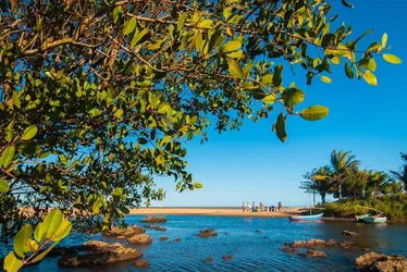 Imagem ilustrativa da imagem Praias calmas atraem turistas para o Sul do ES