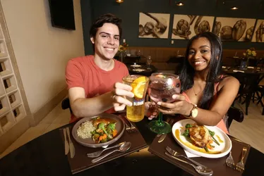 Imagem ilustrativa da imagem Promoções em bares e restaurantes agitam o Dia dos Clientes