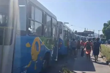 Imagem ilustrativa da imagem Protesto contra fechamento de escola complica trânsito em bairro de Cariacica
