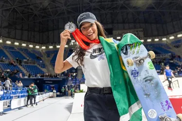 Imagem ilustrativa da imagem Rayssa Leal faz disputa acirrada com japonesa e é vice-campeã do Mundial de Street