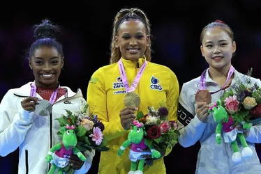 Imagem ilustrativa da imagem Rebeca Andrade conta sobre momento que recebeu coroa de Biles