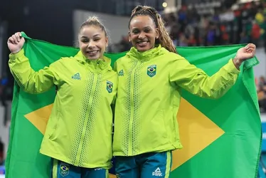 Imagem ilustrativa da imagem Rebeca Andrade volta ao pódio com prata nas paralelas e dobradinha com Flávia