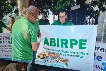 
          Imagem ilustrativa da imagem Rodoviários “parabenizam” Governo do Estado com “bolo da vergonha”
          