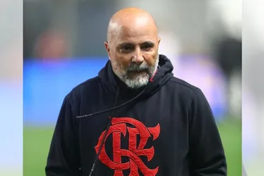 Imagem ilustrativa da imagem Sampaoli sai antes do fim do 1° tempo e chuta grade após derrota do Fla