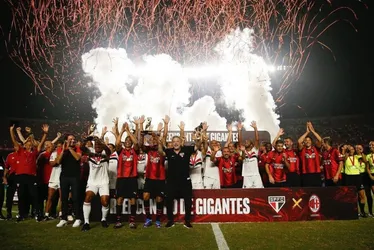 Imagem ilustrativa da imagem São Paulo celebra 30 anos do bimundial com vitória sobre o Milan em jogo de lendas