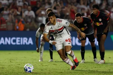 Imagem ilustrativa da imagem São Paulo vence Bragantino com pênalti no fim e ajuda candidatos ao título