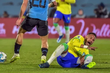 Imagem ilustrativa da imagem Se confirmada lesão de ligamento, Neymar deve ficar no mínimo 6 meses sem jogar