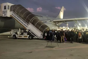 Imagem ilustrativa da imagem Segundo avião com brasileiros repatriados de Israel chega ao Brasil