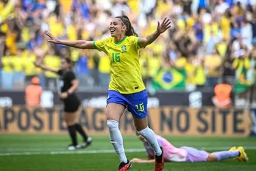 Imagem ilustrativa da imagem Seleção feminina leva susto, mas vence Japão com golaço salvador no fim
