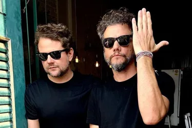 Imagem ilustrativa da imagem Selton Mello e Wagner Moura vão a samba no Rio e chamam atenção nas redes
