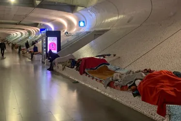 Imagem ilustrativa da imagem Sem dinheiro, brasileiros dormem na rua em Portugal em busca de nova vida