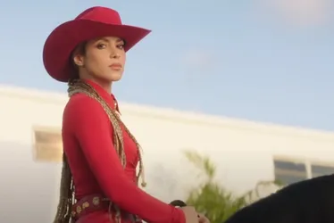 Imagem ilustrativa da imagem Shakira é comparada a Karl Marx ao criticar postura de Piqué com babá em música