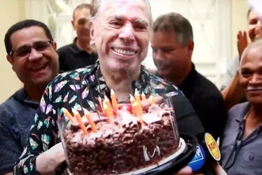 Imagem ilustrativa da imagem Silvio Santos faz rara aparição e recebe carinho de fãs em aniversário de 93 anos