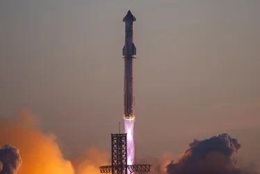Imagem ilustrativa da imagem SpaceX lança foguete, mas propulsor explode após separar da Starship